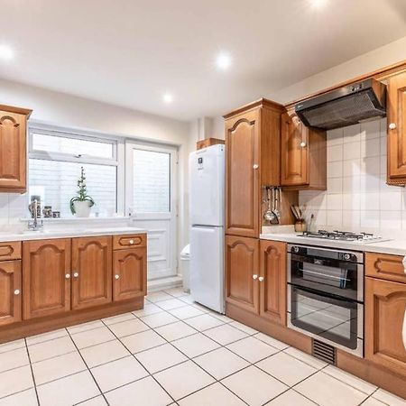 4 Bed 3 Baths In Central Windsor! Walk 2 All The Sights! Legoland 5 Min Drive Exterior foto